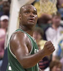 funny-nba-pictures-antoine-walker-lifts-fist