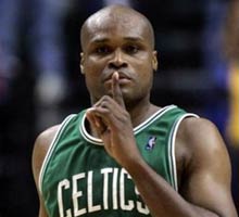 funny-nba-pictures-antoine-walker-silences-crowd